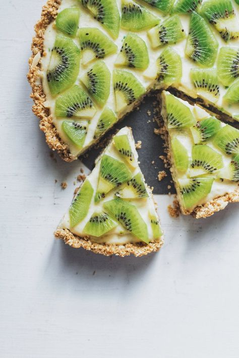 Kiwi-Orange Tart (Gluten-free) Low Carb Vegan Breakfast, Kiwi Pie, Avocado Pie, Vegan Key Lime, Kiwi Recipes, Gluten Free Crust, Recipes Sweet, Raw Desserts, Favorite Pie