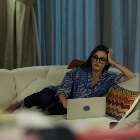 hande erçel ercel study inspo work inspo glasses lined shirt bambaşka biri bambaska biri another love burak deniz turkish tv laptop study grade straight a millionaire apartment macbook couch inspo Work Outfit With Glasses, Hande Ercel Glasses, Hande Ercel Leyla, Millionaire Apartment, Bambaska Biri Hande Ercel Outfit, Female Journalist Aesthetic, Hande Ercel Style, Straight A, Digital Marketing Strategies