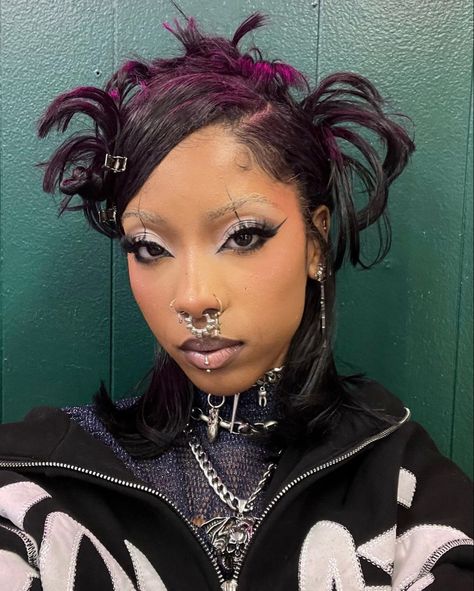 hair and makeup inpo 🖤 Cybergoth Hair, Cyberpunk Hair, Cyberpunk Makeup, Emo Hairstyles, October 5, Crazy Hair, Hair And Makeup, Hair Inspo, Cyberpunk