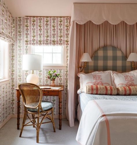 Lulie Wallace | Love this sweet space by @katiedavisdesign and the print on print details with our “Virginia” | Instagram Rental Room Ideas, Wallpapered Bedroom, Creative Window Coverings, Sf Aesthetic, Ralph Lauren Home Decor, Bed Mirror, Mirror Outdoor, Books Nursery, Lulie Wallace