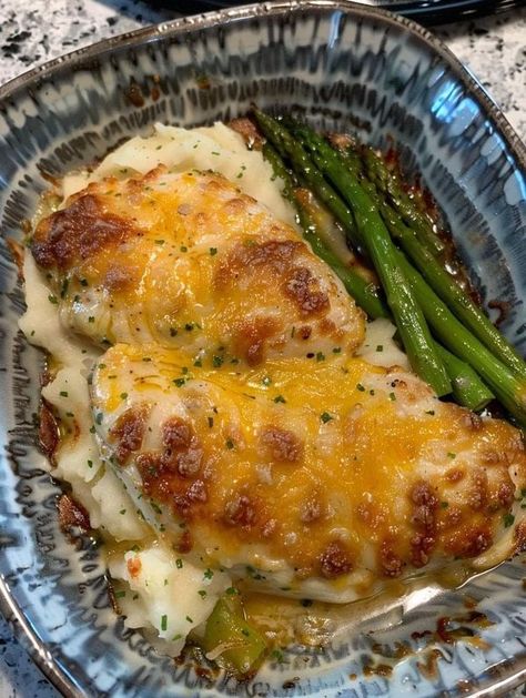 Cheesy Ranch Chicken, Family Dinner Menu, Cheesy Baked Chicken, Chicken Mashed Potatoes, Cheesy Ranch, Ranch Chicken, Chicken Dishes Recipes, Crockpot Recipes Easy, Chicken Dinner Recipes