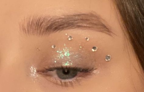 Aesthetic Makeup Euphoria, Glitter On Eyes Makeup, Make Up Looks Glitter Eyes, Natural Make Up With Glitter, Glitter On The Face, Euphoria Makeup Looks Glitter, Glittery Eye Makeup Aesthetic, Only Glitter Eye Makeup, Euphoria Hoco Makeup