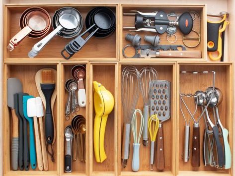 Kitchen Utinsel Drawer Organization, Organized Utensil Drawer, How To Organize Kitchen Utensils, Kitchen Gadget Drawer Organization, Cooking Utensils Organization Ideas, Cooking Utensil Drawer, Storing Kitchen Utensils Organization Ideas, Cooking Spoons Organization, Kitchen Spoons Storage Ideas