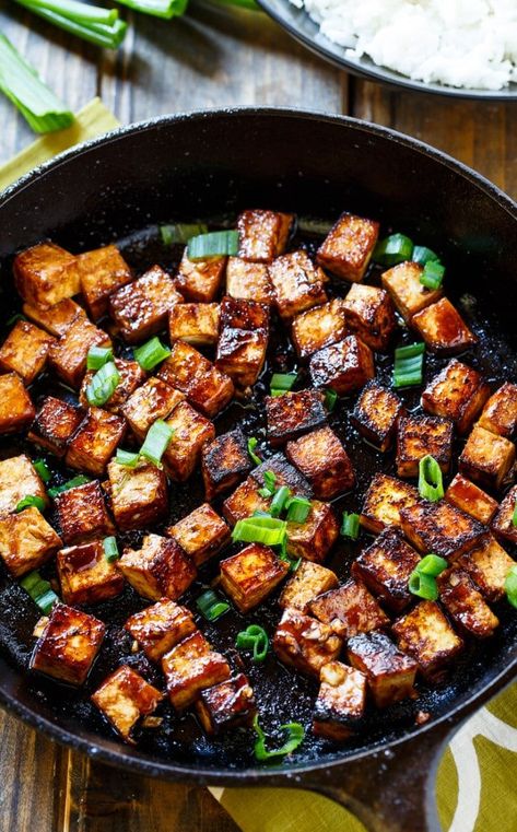 Tofu Spicy, Garlic Tofu, Sweet And Spicy Sauce, Southern Kitchen, Tasty Vegetarian Recipes, Buttermilk Pancakes, Spicy Sauce, Tofu Recipes, Idee Pasto Sano