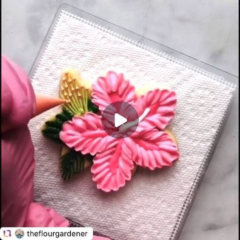 Cake & Cupcake Decorating on Instagram: "Hibiscus 🌺 flower cookie! Fantastic work! 

🎥 @theflourgardener 
.
.
.
.
.
.
.
#cookiesvideo #cookies #cookiesdecorating #cookiesdecoratingvideo #hibiscus #flowercookies #bakarto #piping #cookiespiping #pipingskills #pipingtechniques #pipingart #cookiesart #cookiesartist #pasrty" Hibiscus Flower Cake Decoration, Hibiscus Flower Cake, Flower Cake Decorations, Flower Cookie, Piping Techniques, Decorating Videos, Cupcake Decorating, Flower Cookies, April 6