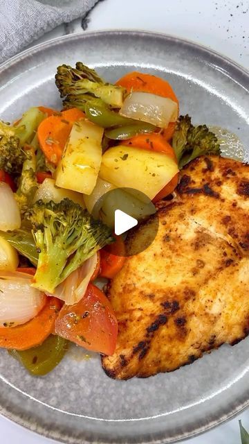 Recetas saludables on Instagram: "Receta saludable para tu almuerzo‼️  Prepara este pollo al horno con verduras y hazlo parte de tu dieta🥗  Subimos recetas saludables diarias para que puedas perder peso y seguir disfrutando del sabor de la comida😋  Si te gustó esta receta y quieres seguir aprendiendo más recetas saludables SÍGUENOS😉  En el link de mi perfil encontrarás una guía completa para perder entre 5kg a 9kg en 30 días. Te invito a que entres al link de mi perfil y veas de qué se trata esta guía😎  Para esta receta necesitas: -Zanahoria  -Pimentón  -Tomate  -Cebolla  -Papa -Brócoli -Sal  -Pimienta  -Paprika  -Romeo  -Aceite de oliva  -Pechuga de pollo  -Mostaza  -Ajo en polvo   Hornea las verduleras a 250c por 25 min. La pechuga de pollo se prepara a la plancha✨  👥Comparte esta r Deli Food, Hispanic Food, December 27, April 7, On Instagram, Instagram