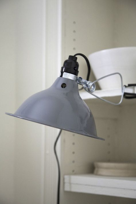 DIY Painted Hardware Store Clip Lamp | Remodelista http://www.remodelista.com/posts/diy-project-painted-hardware-store-clamp-light-clip-lamp?utm_source=facebook.com&utm_medium=post Clamp Light, Hometalk Diy, Diy Paint Projects, Clamp Lamp, Clip Lamp, Clip Lights, Light Clips, 15 Diy, Diy Lamp