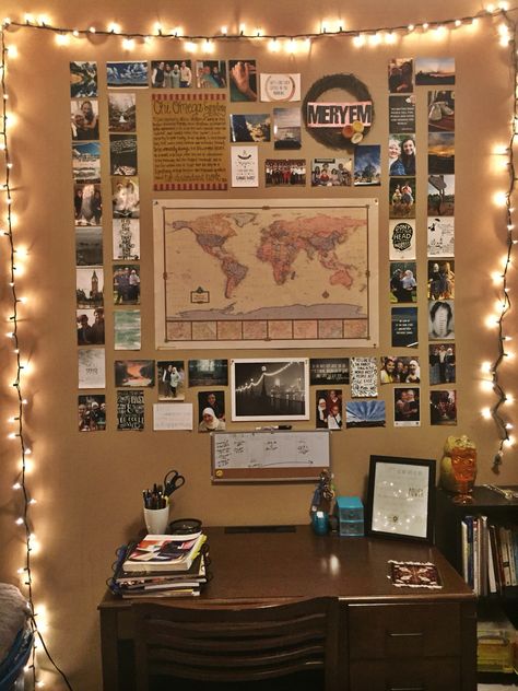 My desk Desk With Pictures On Wall, Photo Wall Collage Above Desk, Desk Collage Wall, Desk Posters Aesthetic, Desk Poster Wall, Bulitin Board Ideas Bedroom, Bulletin Board Ideas For Bedroom, Collage Dorm Room, Pinboard Ideas