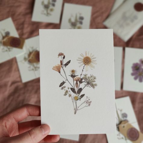 Dried flower design, dried flower print, dried flowers, pressed flowers, pressed flower design, pressed flower print, bohemian style, postcard, card, dried flower postcard, pressed flower postcard,  dried flower card, pressed flower card, Dried Flower Birthday Cards, Homemade Postcards, Dried Flower Cards, Pressed Flower Cards, Watercolor Postcards, Pressed Flowers Diy, Postcards Diy, Rustic Wedding Cards, Pressed Flower Crafts