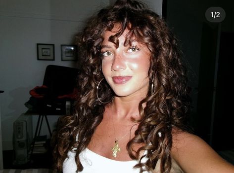 Light Bangs Wispy Curly Hair, Piecy Bangs Curly Hair, Curly Hair With Bangs Aesthetic, Curly Hair 2000s, Curly Rockstar Hair, Bella Procida, Wispy Bangs Curly Hair, Natural Curly Hair Cuts, Hair Coils