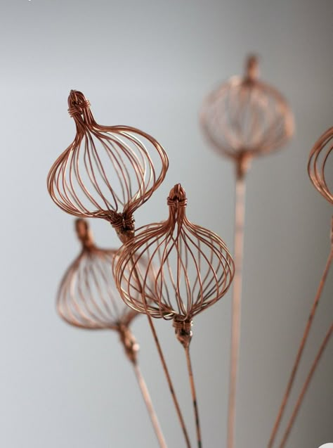 Copper Wire Crafts, Wire Sculptures, Wire Art Sculpture, Idee Cricut, Deco Nature, Metal Artwork Wall, Wire Flowers, Eco Friendly Decor, Metal Garden Art