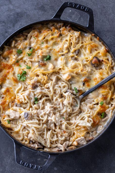 Easy Turkey Tetrazzini Recipe - Momsdish Easy Turkey Tetrazinni, Turkey Terrizinni, Turkey Tretazzini Recipe, Easy Turkey Tetrazzini Recipe, Turkey Mornay, Turkey Ala King Recipe, Tetrazzini Turkey, Turkey Tettrazini, Turkey Tetrazini