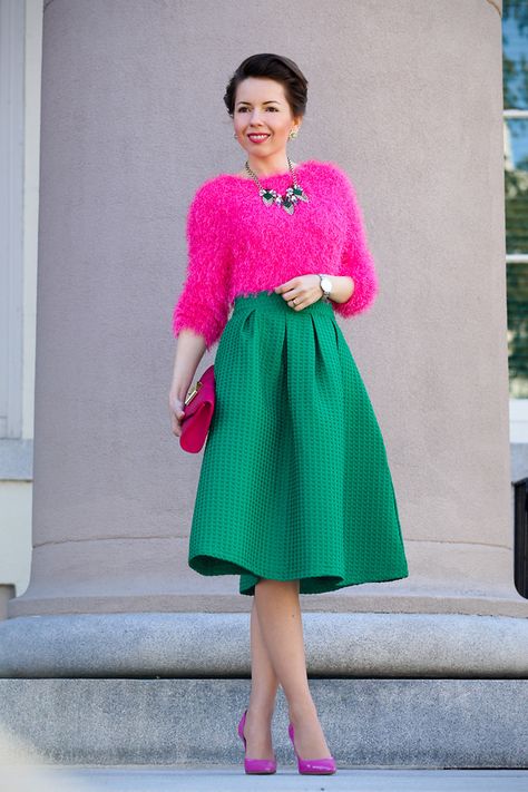 Green Skirt Outfits, Colour Combinations Fashion, Look Rose, Color Combos Outfit, Ootd Spring, Style Lookbook, Vibrant Style, Striped Midi Skirt, Fluffy Sweater