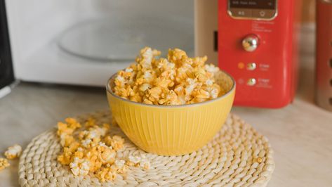 TikTok Finds This Simple Microwave Popcorn Hack Totally Mind-Blowing Popcorn In Microwave, Microwave Hacks, Tiktok Finds, Cheap Snack, Expired Food, Microwave Plate, Leftover Pizza, Homemade Popcorn, Popcorn Kernels