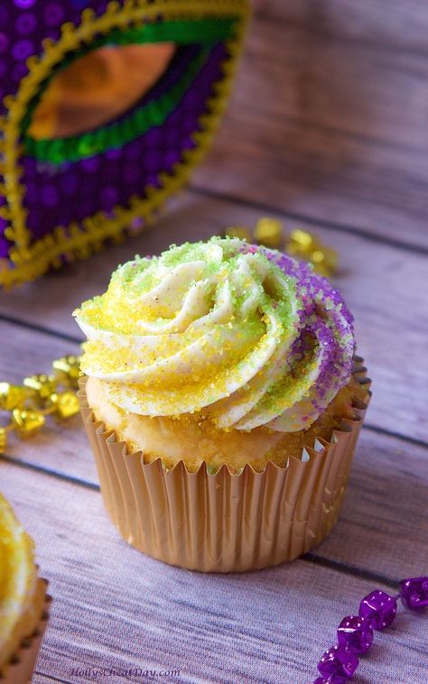 French Vanilla Cupcake with a butter rum glaze and topped with a cream cheese cinnamon frosting. A great recipe for a Mardi Gras party! King Cake Cupcakes Recipe, Mardi Gras Desserts, Kings Cake Cupcakes, Best Cupcake, Fun Cupcake Recipes, Mardi Gras King Cake, Mardi Gras Food, Mardi Gras Carnival, Mardi Gras Party