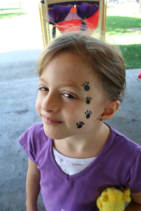 Paw face painting Paw Face Paint, Bear Face Painting, Bear Face Paint, Face Paint Tutorial, Face Painting Images, Paint Tutorial, Paw Design, Teddy Bear Picnic, Bear Paw