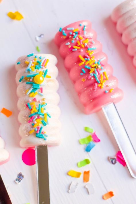 Pretty Cakesicles, Prom Desserts, Trendy Desserts, Winter Wonderland Wedding Cakes, Cakesicles Ideas, Wonderland Wedding Cake, Brushstroke Cake, Unusual Cakes, Cake Pop Tutorial