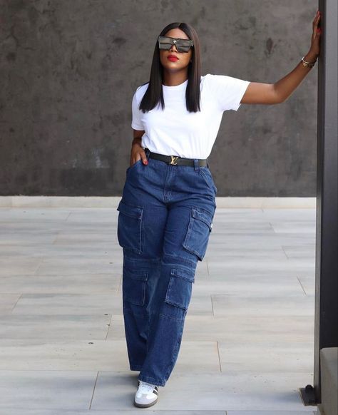 Navy Blue And White Outfits Casual, Cargo Pants Jeans, Women's Cargo Pants, Mode Swag, Jeans Outfit Women, Stylish Work Attire, Effortlessly Chic Outfits, Classy Work Outfits, Looks Street Style