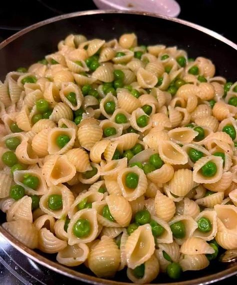 Stanley Tucci Recipes 🍝🍛🌭🍕 | Pasta e Piselli 🍝😍🇮🇹 Pasta Peas, Pasta With Peas, Cheese Stuffed Shells, Italian Comfort Food, Stanley Tucci, Italian Recipes Traditional, Italian Recipe, Pasta Dinners, Comfort Dishes