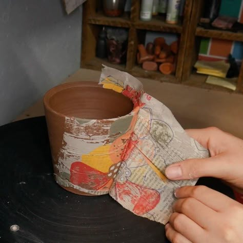 East Mitchell Clay on Instagram: “@lakynbowman_art demonstrating a layered slip and underglaze transfer method on a cup. . . . #slip #transfer #sliptransfer #underglaze…” Underglazing Techniques, Underglaze Pottery, Decorating Ceramics, Ceramic Videos, Decorating Pots, Underglaze Transfer, Pottery Slip, Mono Printing, Ceramics Pottery Mugs