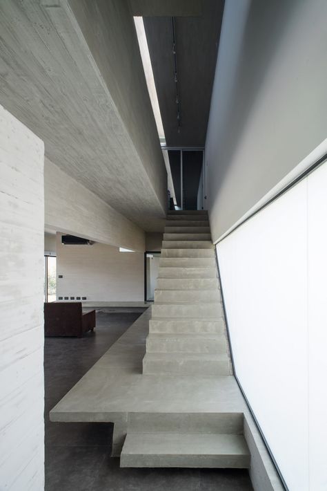 Concrete and glass form Luciano Kruk's Casa BLQ in Buenos Aires L Shaped Stairs, Minimalism Decor, Concrete Staircase, Concrete Effect Paint, Staircase Handrail, Concrete Houses, Stairs Architecture, Concrete Stairs, Interior Minimalista