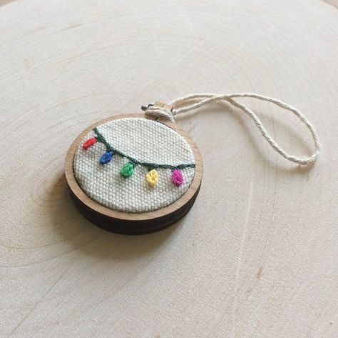 Colored Fairy Lights, Mini Embroidery Hoop, Embroidered Christmas Ornaments, Embroidery Ornaments, Mini Embroidery, Embroidery Hoop Crafts, Miniature Embroidery, Christmas Embroidery Patterns, Christmas Embroidery Designs