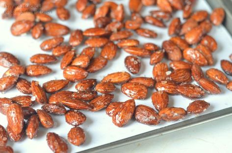 Honey Roasted Almonds - Sweet & Spicy almonds Candy Almonds, Candy Almonds Recipe, Roasted Almonds Recipe, Honey Roasted Almonds, Spicy Almonds, Almonds Recipe, Candied Almonds, Raw Almonds, Red Chili Powder