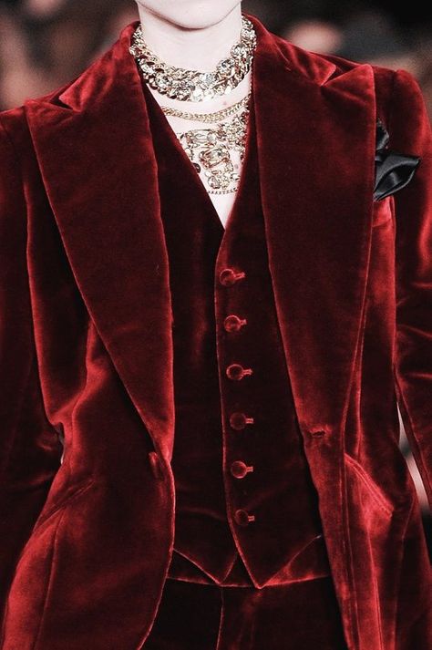 haunted bodies, haunted house Haute Couture Style, Detail Couture, Ralph Lauren Fall, Vampire Queen, New York Fall, Red Suit, Red Vintage, Mode Inspiration, Mode Style