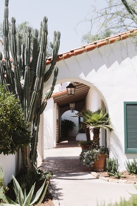 Flashing back to our stay at Ojai Valley Inn & Spa.  Just looking at these photos makes me yearn for... Style Hacienda, Ojai Valley Inn And Spa, Ojai Valley Inn, Ojai Valley, Spanish Architecture, Spanish Style Home, Casas Coloniales, Spanish Style Homes, Hacienda Style