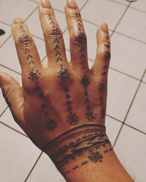 Samoan Woman Tattoo, Samoan Hand Tattoo Women, Samoan Hand Tattoo, Samoan Tattoo Women, Samoan Women, Tatau Tattoo, Samoan Tattoos, Samoan Tattoo, 14th Birthday