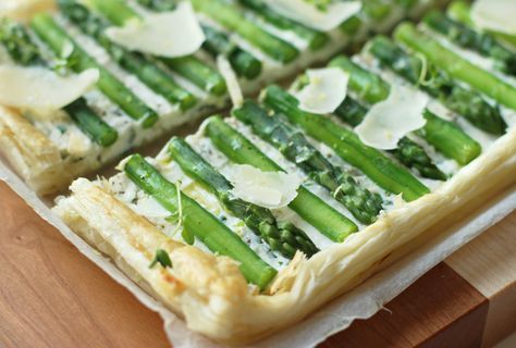 Light, refreshing and aromatic, this simple yet stunning asparagus tart with fresh herbs makes an elegant appetizer for brunch and parties! Asparagus Tart Recipes, Asparagus Tart, Cheese Puff, Cheese Puff Pastry, Tarte Fine, Elegant Appetizers, Flaky Pastry, Puff Pastry Recipes, Asparagus Recipe