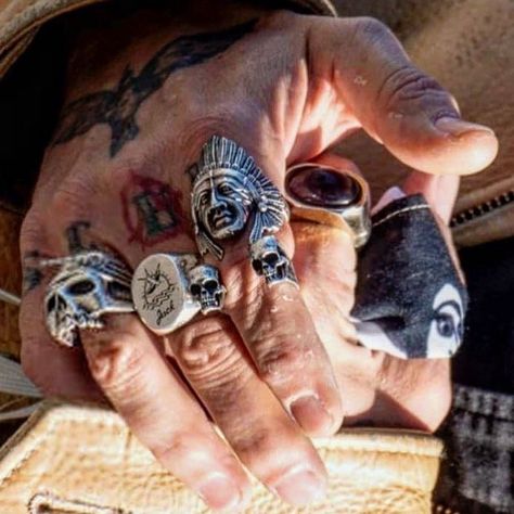 Johnny Depp Hands, Jack Sparrow Rings, Johnnie Depp, Johnny Depp 90s, Scissor Hands, John Depp, Biker Rings Mens, جوني ديب, Johnny Depp Style