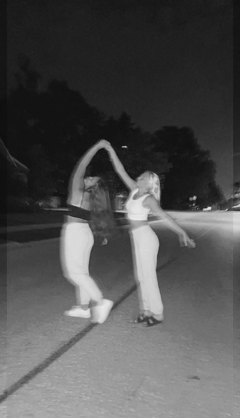 dancing in the street with your bsf Street Pictures With Friends, Street Night Aesthetic Photoshoot, Night Time Pics With Friends, Bff Night Pictures, Aesthetic Night Pictures With Friends, Street Dancing Aesthetic, Street Pics With Friends, Night Time Photoshoot Ideas With Friends, Photo Shoot Ideas 2 People