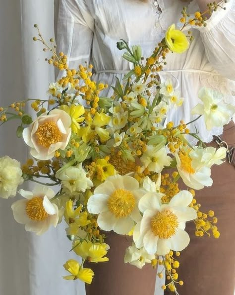 Floral Artist | Karis Vandel-Holm on Instagram: "It’s a yellow partyyyyy   Created at an amazing centerpiece / install workshop with @sirenfloralco & @jesse.flo.real this week 💛 #sirenfloralclasses" Yellow And Green Bridal Bouquet, Different Wedding Bouquets, Yellow Bridal Flowers, Yellow Wildflower Wedding, Yellow Wedding Florals, Yellow And White Flower Arrangements, Yellow Wedding Aesthetic, Yellow Floral Arrangements, Orange Wildflowers