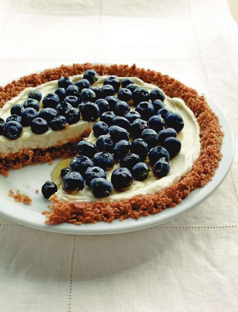 Blueberry Yogurt Pie with Granola Crust Recipe via Leite's Culinaria Granola Crust, Healthy Pie, Blueberry Honey, Yogurt Pie, Creme Pie, Pizza Sugar Cookie, Blueberry Yogurt, Fruit Pizza Sugar Cookie, Fruit Pizza Recipe