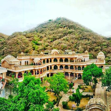 This historic temple is dedicated to the monkey god, Lord Hanuman.#KholekeHanumanjitemple Hanuman Ji Temple, Hanuman Temple, Ancient Temple, Hanuman Ji, Lord Hanuman, Shimla, Summer Tour, Rishikesh, Ancient Temples