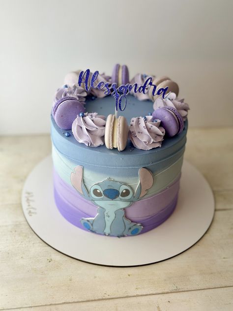 Lilo & Stitch theme cake with macarons.  #CakeArt #CakeDecor #CakeDesign #LiloAndStitchCake #ChildrenBirthdayCake Cute 13 Birthday Cakes, Stitch Donuts Ideas, Lilo And Stitch Birthday Cake Ideas, Easy Stitch Cake, Stitch Disney Cake, Lilo Cake, Birthday Cake Stitch, Stitch Torte, Lilo And Stitch Birthday Party Ideas