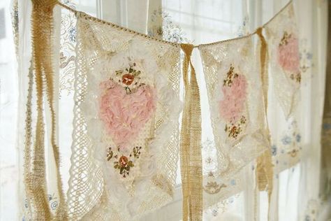 Shabby Chic Decor Living Room Farmhouse, Crochet With Ribbon, Bunting Ideas Unusual, Plant Swap, Shabby Chic Banners, Romance Decor, Lace Bunting, Vintage Shabby Chic Wedding, Old Fashioned Wedding