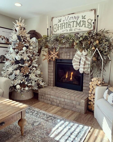 28 Farmhouse Christmas Decor Ideas For a Very Merry Home Christmas Mantel Ideas, Farmhouse Christmas Decor Ideas, Mantel Ideas, Cozy Christmas Decor, Christmas Fireplace Decor, Country Christmas Decorations, Christmas Mantel, Christmas Mantel Decorations, Christmas Themes Decorations