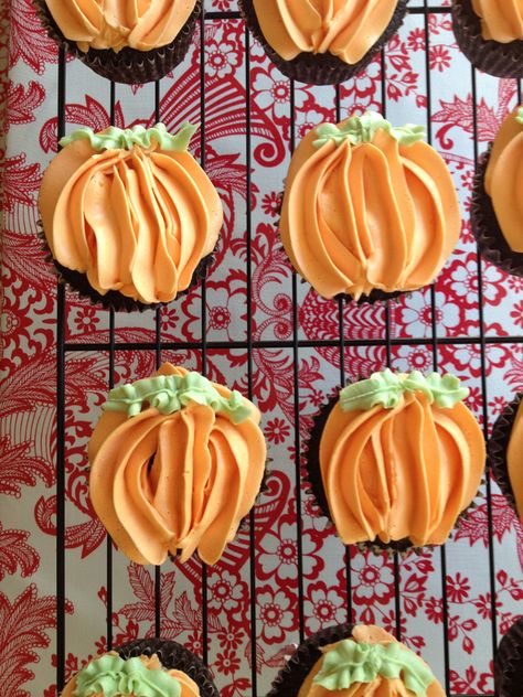 Easy Pumpkin cupcake idea.  Can't wait til the Fall season! Pumpkin Cupcakes Decoration, Pumpkin Decorated Cupcakes, Autumn Cookies, Treats For Halloween, Autumn Treats, Pumpkin Cupcake, Decorated Cupcakes, Fall Cupcakes, Thanksgiving Treats