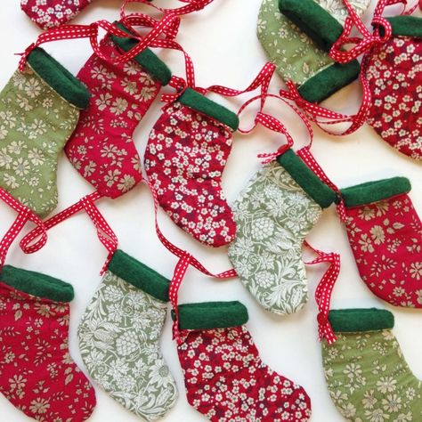 Banner Design Diy, Christmas Bunting Ideas, Bunting Christmas, Fabric Garlands, Liberty Christmas, Bunting Ideas, Knit Tutorials, Christmas Decorations Sewing, Children Accessories