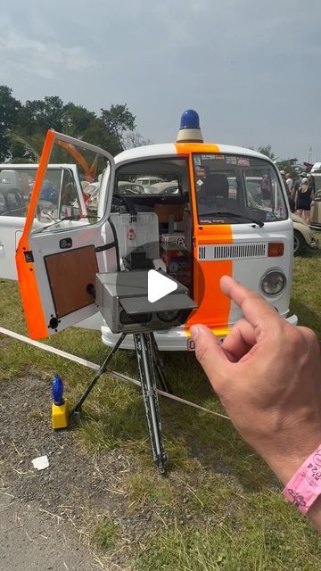 Vinicius Mamede on Instagram: "Você conhece a KOMBI radar? 

Essa kombi foi utilizada por muitos anos pela polícia alemã para capturar os motoristas que infringiam os limites de velocidade. 

Ela possuía a frente repartida e ao ser estacionada na lateral da pista, com a frente aberta, capturava através de rádio frequência a velocidade que os automóveis trafegavam. 

Por muitos anos este modelo foi utilizado em várias rodovias na Europa. 

Você já tinha visto esse modelo? Conhecia essa funcionalidade da Kombi? Comentar aqui!👇🏾👇🏾👇🏾👇🏾👇🏾👇🏾👇🏾👇🏾👇🏾👇🏾👇🏾👇🏾👇🏾👇🏾👇🏾👇🏾👇🏾👇🏾👇🏾👇🏾" June 30, Volkswagen, Van, On Instagram, Instagram