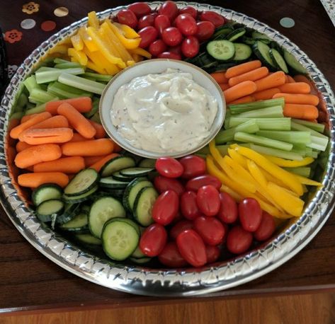 Veg And Dip Platter, Round Crudite Platter, Veggie Platter Ideas Trays Presentation Wedding, Platter Presentation, Vege Trays Vegetable Platters, Meat Cheese Veggie Platter, Food Wreath, Cheese Platter Presentation, Charcuterie Trays