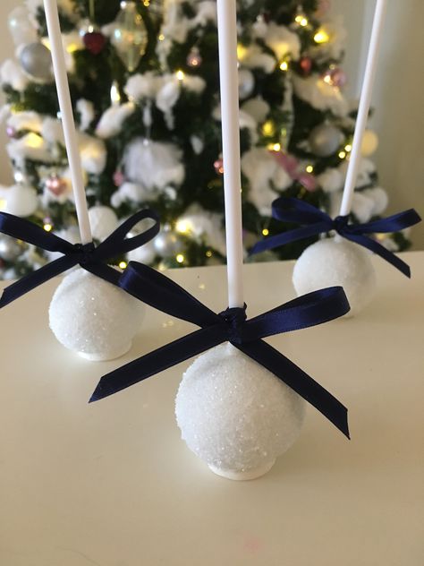 I love sanding sugar on cake pops. Combined with a bow it can be very elegant Bow Cake Pops, Black And White Cake Pops, Fancy Cake Pops, Glitter Cake Pops, White Cake Pops, Diy Wedding Food, Cake Pop Maker, Sanding Sugar, Cake Ball