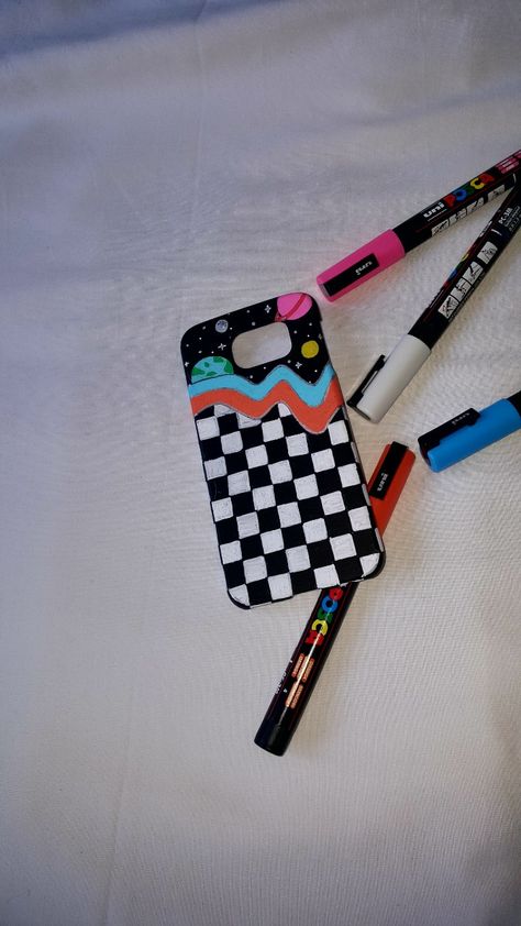 Posca Pen Phone Case, Posca Phone Case Art, Posca Drawing Ideas, Phonecase Ideas, Posca Drawing, Diy Clothes Tutorial, Diy Phone Case Design, Clothes Tutorial, Posca Art