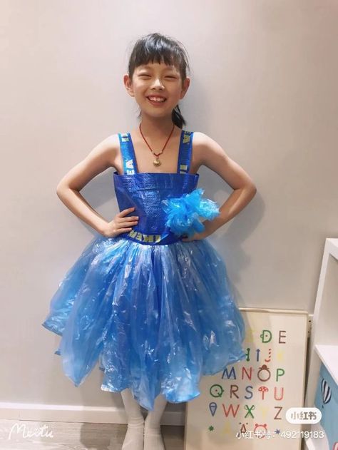 These skirts are made with garbage bags and woven bags Recycle Fashion Show For Kids, Recycling Outfits Ideas For Kids, Recycled Outfits For Kids, Recycled Fashion For Kids, Recycled Costumes For Kids, Garbage Bag Dress, Recycled Fashion Diy, Recycled Dress Ideas, Trash Bag Dress