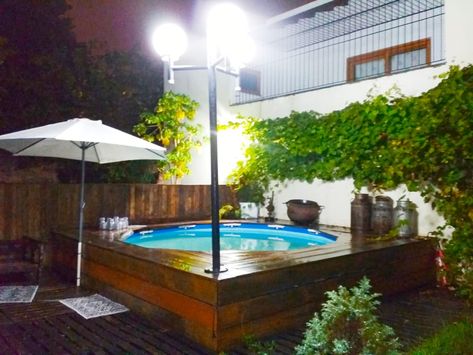 Piscina de plástico com deck de madeira, piso e muro revestidos de pallet, o poste é de praça antigo,a maioria do que foi usado é de reaproveitamento! Projeto meu e execução de meu marido @claudiogrando. Deck Piscina, Hot Tub, Terrace, Pool, Exterior, Outdoor Decor, Home Decor, Home Décor