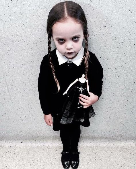 40 Fierce Halloween Ideas If You Hate The 'Girl Costume' Aisle | HuffPost Scary Kids Halloween Costumes, Funny Toddler Halloween Costumes, Disfarces Halloween, Halloweenský Makeup, Scary Kids, Toddler Girl Halloween, Diy Kostüm