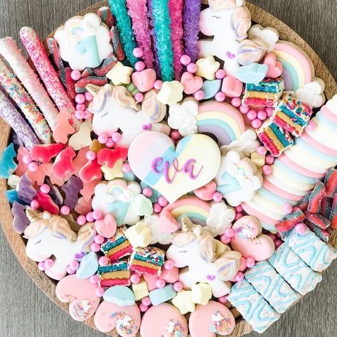 Princess Party Charcuterie Board, Unicorn Charcuterie Board, Desert Charcuterie, Candy Boards, Birthday Desert, Sweet Business, Friend Trip, Purple Desserts, Lily Cake