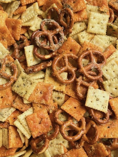 Cheez It Snack Mix Recipe, Cracker Mix Recipes, Mini Saltines, Dill Pickle Ranch, Pickle Ranch, Ranch Crackers, Pickle Seasoning, Dinner Desserts, Bacon Egg And Cheese